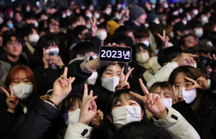 Pessoas celebram a chegada do ano novo em Seul, na Coreia do Sul - Kim Hong-Ji/Reuters - Kim Hong-Ji/Reuters