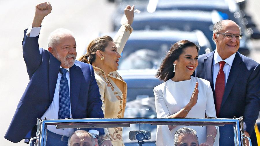 O presidente Luiz Inácio Lula da Silva, acompanhado da primeira dama Janja da Silva, do vice presidente Geraldo Alckmin e de sua esposa Lu Alckmin, acenam para o público durante o desfile em carro aberto da posse, que se inicia na Catedral Metropolitana de Brasvålia e vai atvà o Congresso Nacional. -  Pedro Ladeira/Folhapress