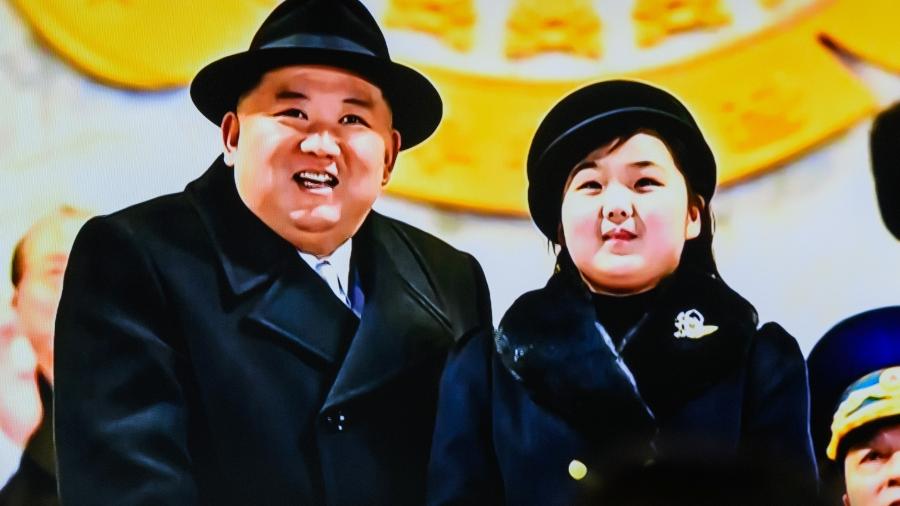 Kim Jong-un com sua filha em evento - Getty Images