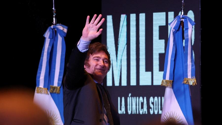 Pesidente eleito da Argentina, Javier Milei, acena após vitória na eleição