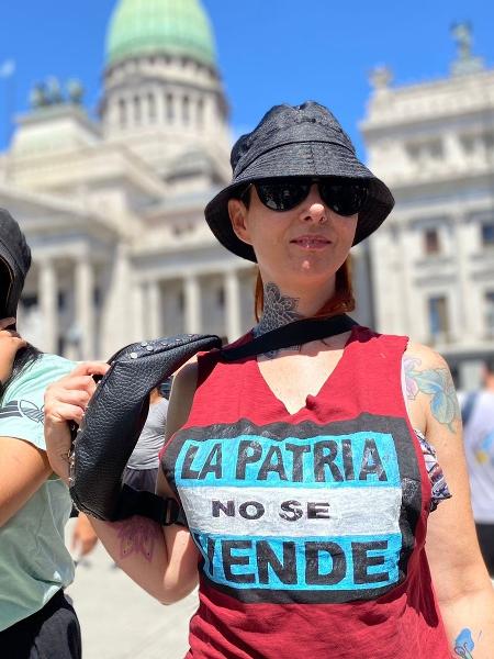 Miriam Novoe, docente, participa de protesto contra reformas de Milei na Argentina