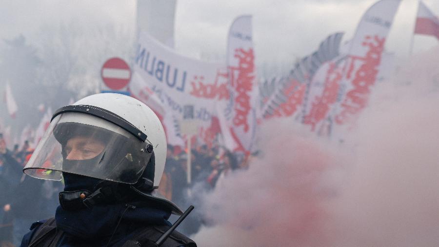 Agricultores jogaram bombas e fogos de artifício durante protestos nesta quarta-feira (6), em Varsóvia (Polônia)
