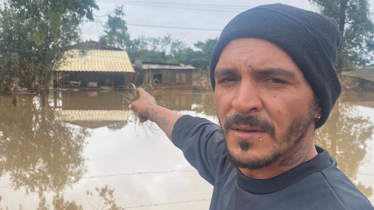 Erné Vargas Machado mostra casa ainda inundada na Ilha das Flores, em Porto Alegre
