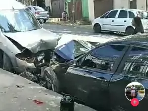 Motorista de BMW perde controle, bate em carros e atropela motoqueiro em BH