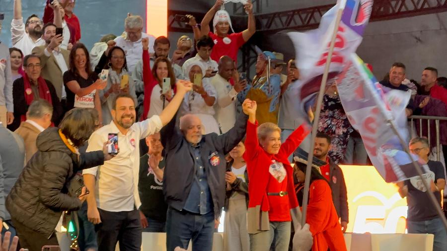 O presidente Lula (PT) participa do comício de Guilherme Boulos (PSOL), candidato a prefeito de São Paulo, com Marta Suplicy (PT), como vice, na zona leste