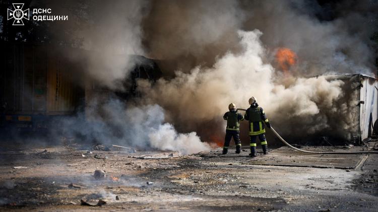 Bombeiros tentam conter incêndio após ataque russo na Ucrânia