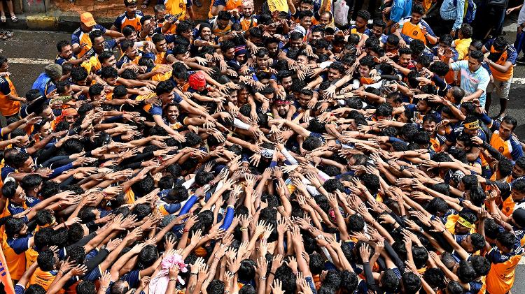 Hindus em celebração durante o festival Krishna Janmashtami, em Mumbai