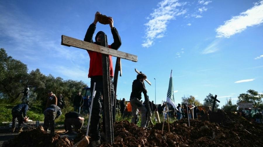 18.nov.2024 - Agricultores franceses bloqueiam estradas durante protesto nacional contra o acordo entre a União Europeia e o Mercosul