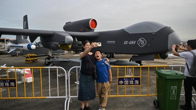 Mulher tira foto em frente ao drone 'Jetank'