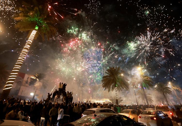 População acompanha a festa com fogos de artifício na chegada de 2025 em Bagdá