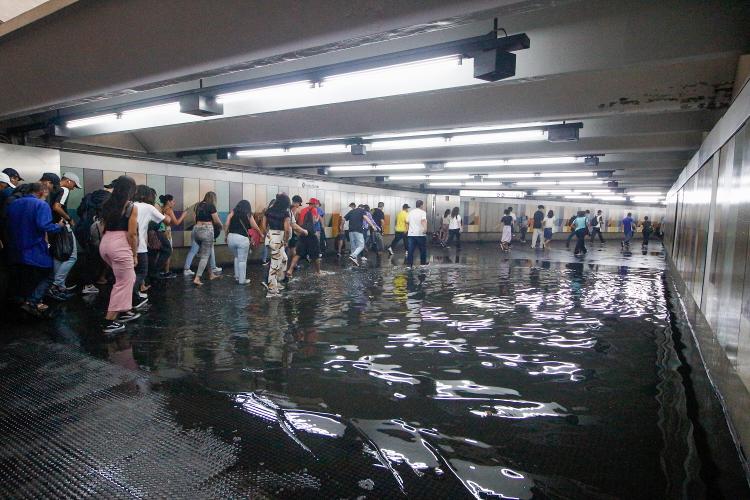 24.jan.25 - Passageiros em túnel alagado na Estação Jardim São Paulo-Ayrton Senna do Metrô (Linha 1-Azul), na zona norte da capital paulista, após o temporal que atingiu a cidade 24.jan.25 - Passageiros em túnel alagado na Estação Jardim São Paulo-Ayrton Senna do Metrô (Linha 1-Azul), na zona norte da capital paulista, após o temporal que atingiu a cidade