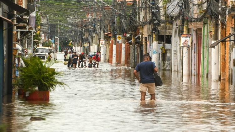 1º de fevereiro de 2025 - Moradores enfrentam ruas alagadas no Jardim Planalto, na zona leste de São Paulo