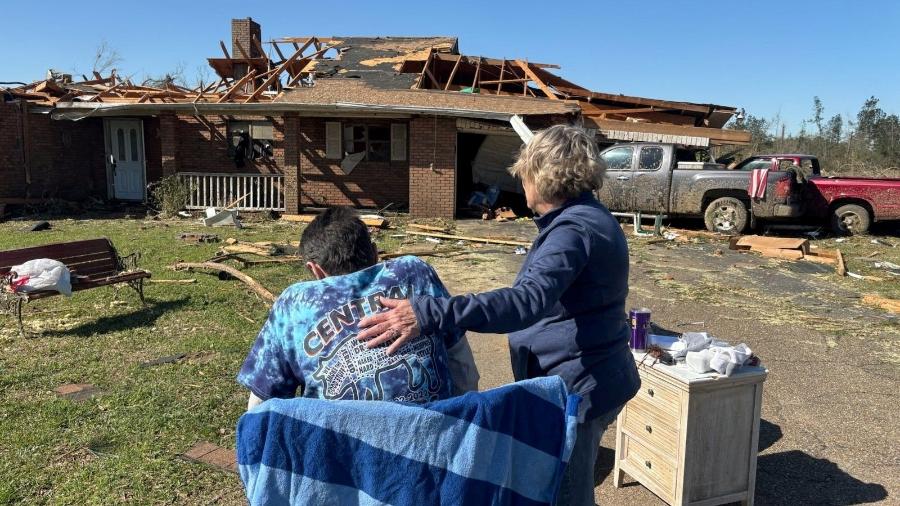 16.mar.2025 - Homem é consolado após um tornado destruir sua casa em Tylertown, Mississippi 16.mar.2025 - Homem é consolado após um tornado destruir sua casa em Tylertown, Mississippi