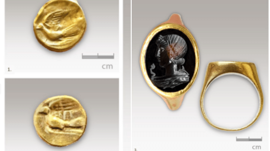 Moedas e anel de ouro com o rosto do deus Apolo fazem parte da coleção de relíquias arqueológicas descobertas por especialistas Moedas e anel de ouro com o rosto do deus Apolo fazem parte da coleção de relíquias arqueológicas descobertas por especialistas