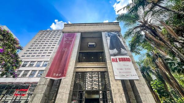 Fachada da Biblioteca Mário de Andrade, no centro