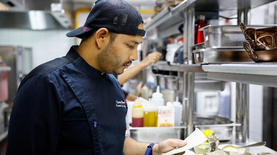 Chef Khimraj Nepali observa receita tirada de "Aiman", o chef movido à inteligência artificial, no restaurante Trove, em Dubai (Emirados Árabes Unidos) Chef Khimraj Nepali observa receita tirada de "Aiman", o chef movido à inteligência artificial, no restaurante Trove, em Dubai (Emirados Árabes Unidos)