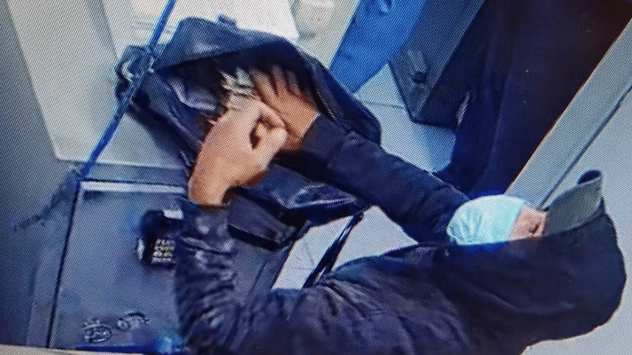 Assaltante recolhe dinheiro de agência bancária durante assalto em Monte Alto, no interior de SP Assaltante recolhe dinheiro de agência bancária durante assalto em Monte Alto, no interior de SP