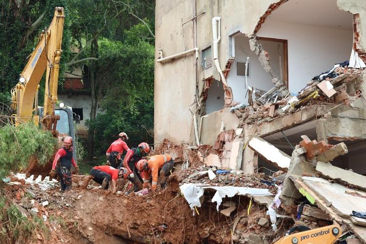 26.fev.2026 - Bombeiros realizam buscas em Juiz de Fora (MG) após fortes chuvas que atingiram a Zona da Mata mineira
