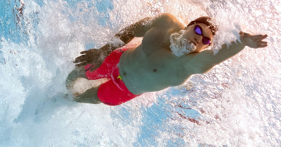 7.ago.2015 - Imagem de foto com câmera instalada no fundo da piscina do nadador Valentin Gorshkov competindo nas preliminares dos 50 mstros livres, durante o campeonato Mundial de Natação Kazan 2015, na Rússia