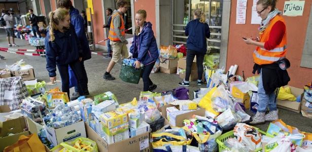 Voluntários recolhem alimentos doados para refugiados em estação de Munique, na Alemanha - Sven Hoppe/Efe