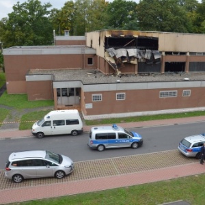 Um ginásio esportivo que servia de abrigo para refugiados em Wertheim, na Alemanha, foi incendiado em 20 de setembro - Rene Engmann/EFE