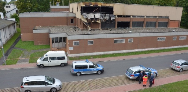 Ginásio esportivo usado como abrigo para refugiados foi incendiado em Wertheim, na Alemanha - Rene Engmann/EFE