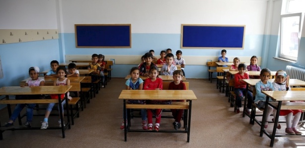 Estudantes refugiados sírios aguardam o início da aula em uma escola na Turquia - Umit Bektas/Reuters