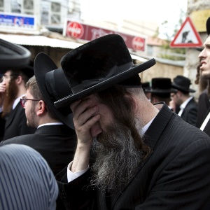 Judeu ultraortodoxo chora pelo rabino Yeshayahu Krishevsky, em Jerusalém, morto em ataque palestino - Ronen Zvulun/Reuters