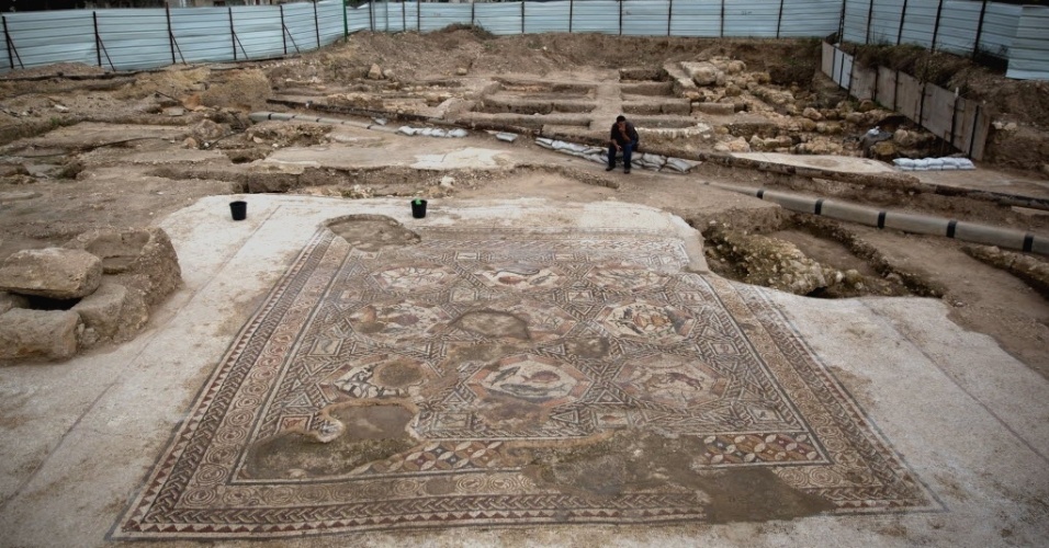 17.nov.2015 - Enorme mosaico de 1700 anos de idade descoberto recentemente em sítio arqueológico é mostrado ao público pela primeira vez na última segunda (16). O mosaico, que serviu como pavimento de um pátio no período bizantino e romano, conta com cenas silvestres.