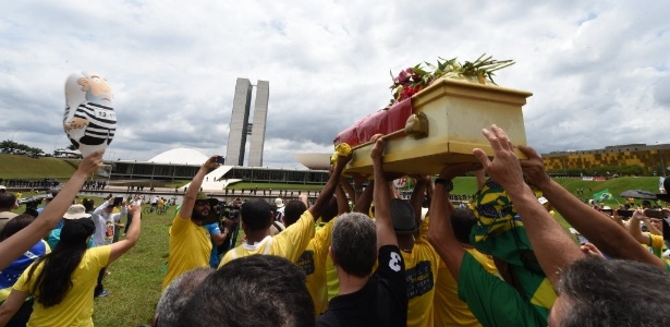 Manifestantes carregam caixão com bandeira do PT; ato em Brasília teve baixa adesão - Evaristo Sa/AFP