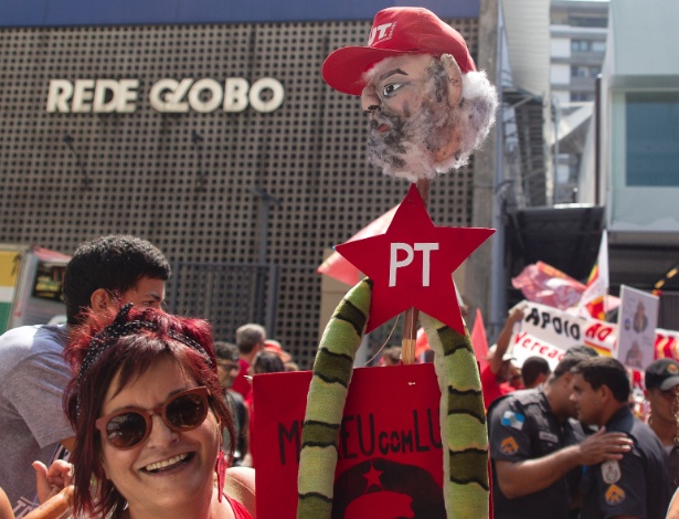 Dezenas de manifestantes se reúnem neste domingo em frente à sede da Rede Globo, no Rio, em apoio a Lula - Paulo Campos/Estadão Conteúdo 