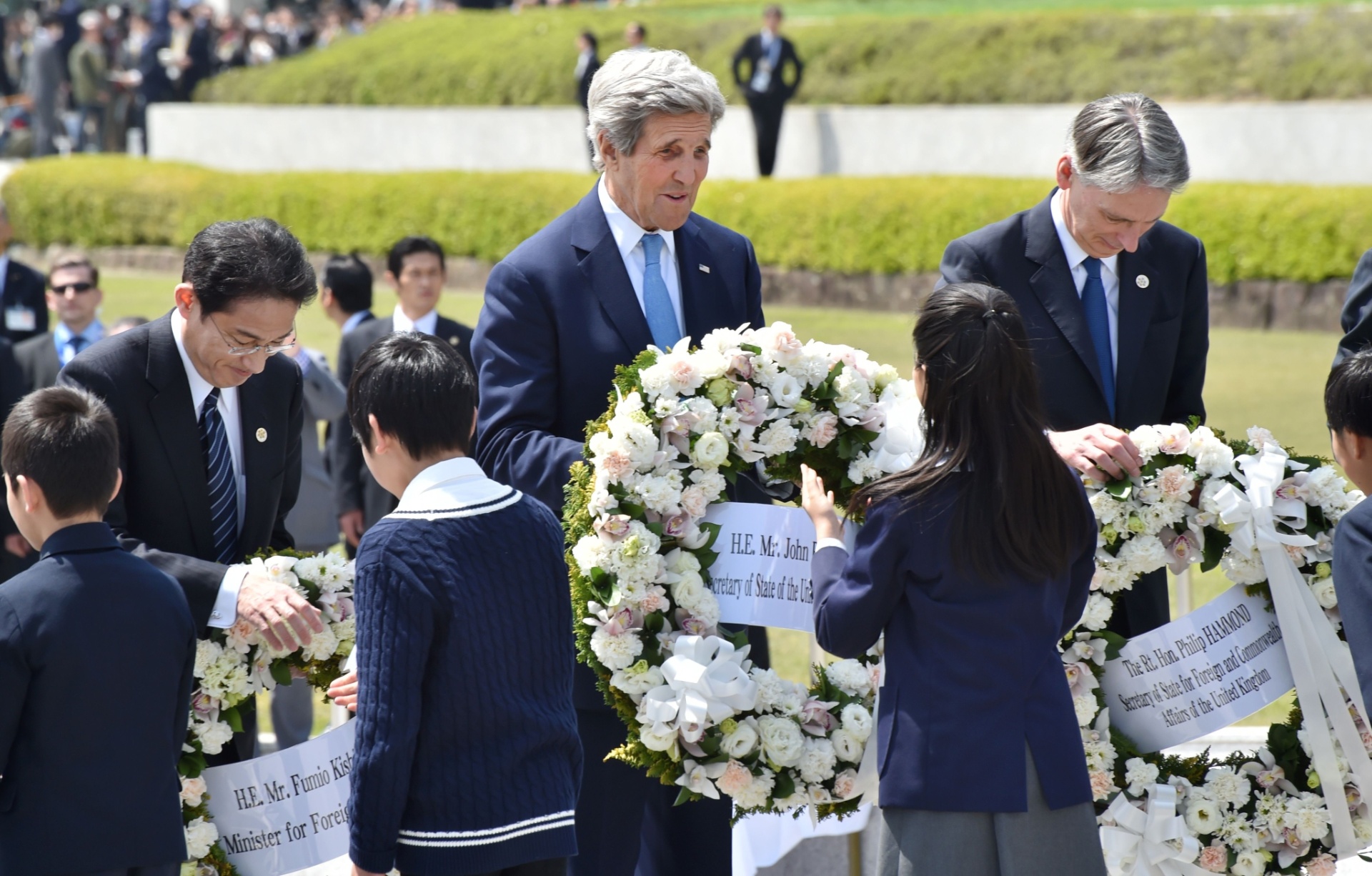 11.abr.2016 - O secretário de Estado americano, John Kerry (ao centro) participa de cerimônia em Hiroshima, no Japão, em homenagem às vítimas do ataque atômico dos EUA sobre a cidade em 1945 - Kazuhiro Nogi/AFP