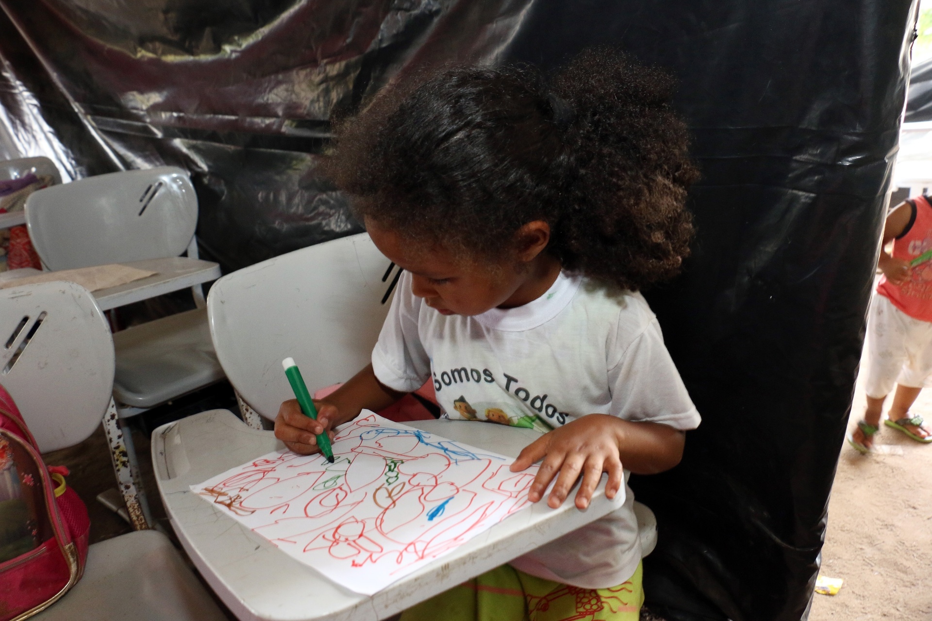 5.abr.2018 - Aluna desenha durante atividade escolar debaixo de lona em Areia, município paraibano que teve mais de uma dezena de escolas fechadas em reestruturação da prefeitura - Francisco França/UOL