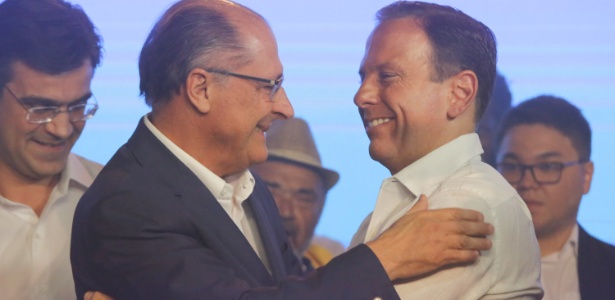 28.jul.2018 - Alckmin e Doria se cumprimentam em convenção do PSDB
