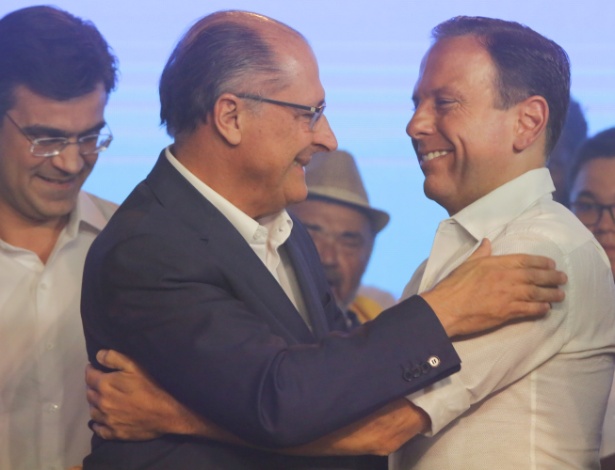 Alckmin abraça Doria - confirmado candidato pelo PSDB ao governo paulista. Ao fundo, Rodrigo Garcia (DEM), que integrará a chapa como vice