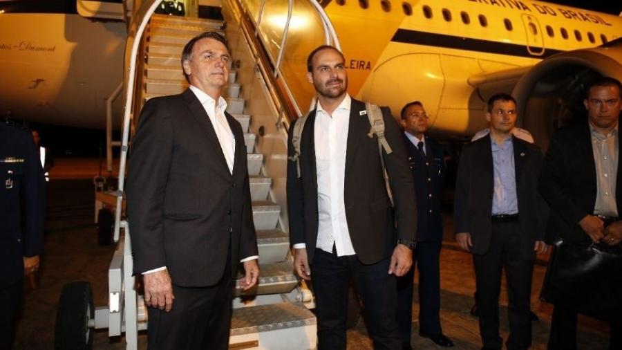 O presidente Jair Bolsonaro e seu filho Eduardo embarcam em avião da Força Aérea em janeiro - Divulgação