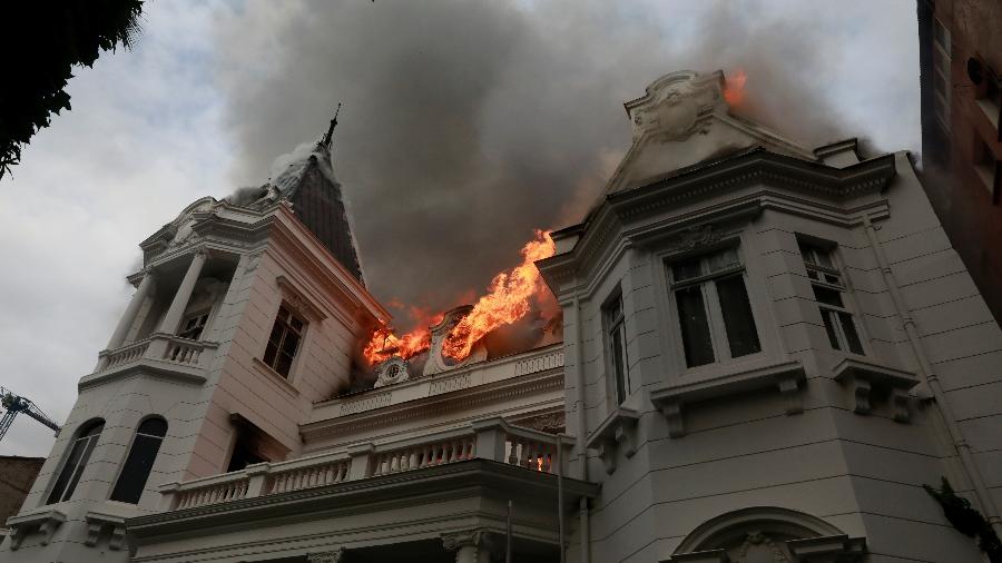 Protestos no Chile terminam com Universidade Pedro de Valdivia, instituição tradicional de Santiago, incendiada - Henry Romero/Reuters