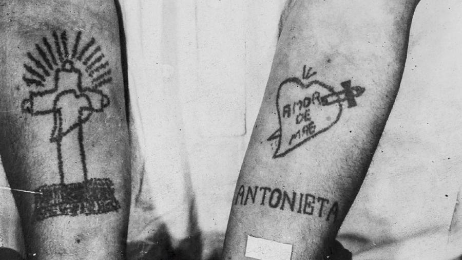 Nesta foto de 1939, os dois temas mais recorrentes da tatuagem brasileira: religiosidade e afeto - Divulgação - Editora Veneta