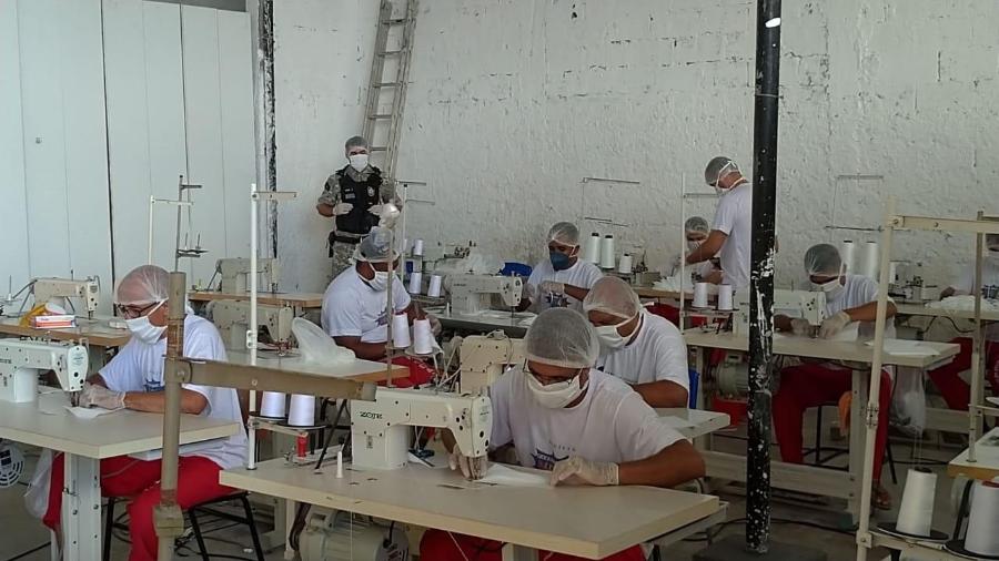 Presos trabalham na produção de máscaras em Minas Gerais - Divulgação/Sejusp