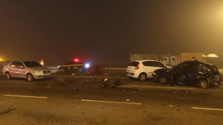 03.ago.2020 - Um acidente com mais de 20 veículos deixou ao menos 8 mortos e dezenas de feridos na BR-277, em São José dos Pinhais (PR), na noite de domingo(2). Segundo os bombeiros, os motoristas teriam sido prejudicados pela fumaça de uma queimada na beira da pista - FRANKLIN FREITAS/ESTADÃO CONTEÚDO - FRANKLIN FREITAS/ESTADÃO CONTEÚDO