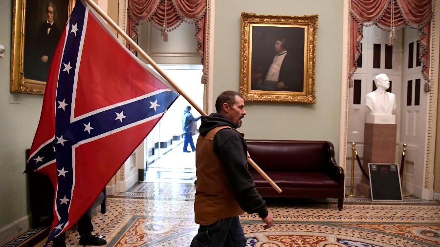 Invasor do Capitólio carrega bandeira dos confederados; tensão por início de investigação - REUTERS/Mike Theiler