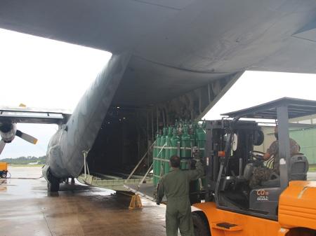 Homens das Forças Armadas carregam avião com cilindros de oxigênio; O Ministério da Saúde demorou três dias para responder a um e-mail da Secretaria de Saúde do Acre - Divulgação/Forças Armadas