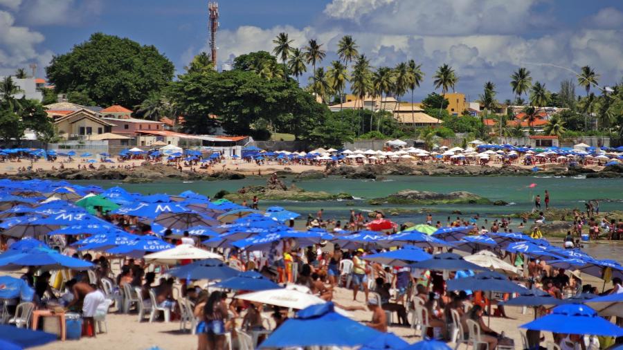 Movimento de banhistas nas praias de Piatã e Itapuã, em Salvador (BA), nesse domingo (14) - SAN JUNIOR/UAI FOTO/ESTADÃO CONTEÚDO