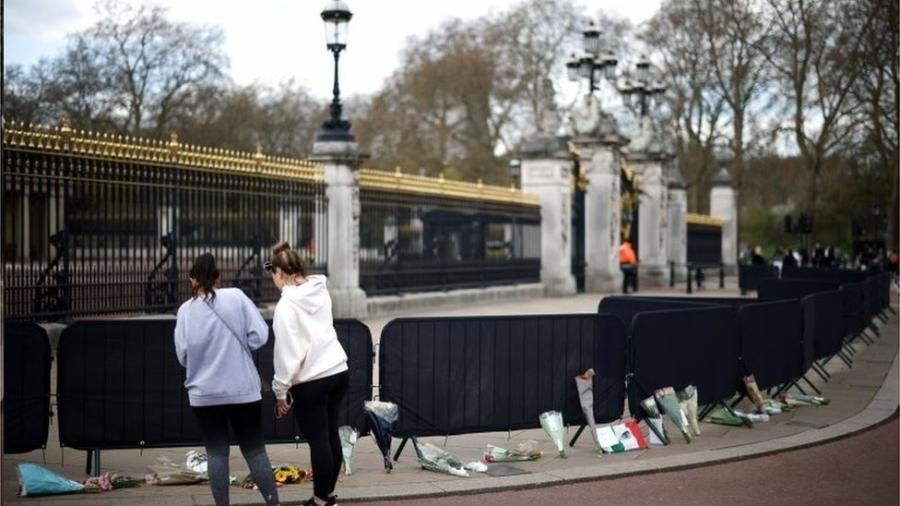 Homenagens a Philip na entrada do Palácio de Buckingham; cerimônia fúnebre será realizada neste sábado - REUTERS