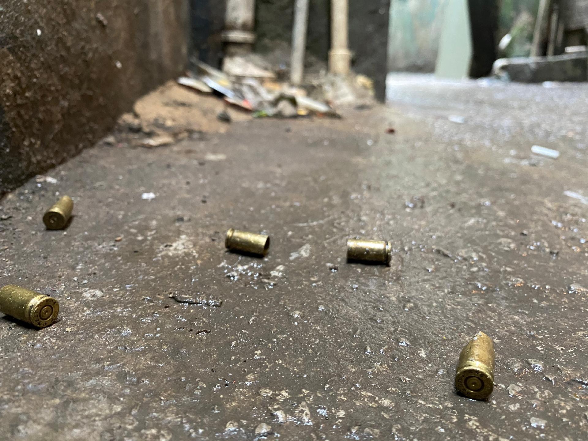 7.mai.2021 - Beco na favela do Jacarezinho, zona norte do Rio, onde operação policial deixou 25 mortos, amanheceu com projéteis de bala no chão - Herculano Barreto Filho/UOL