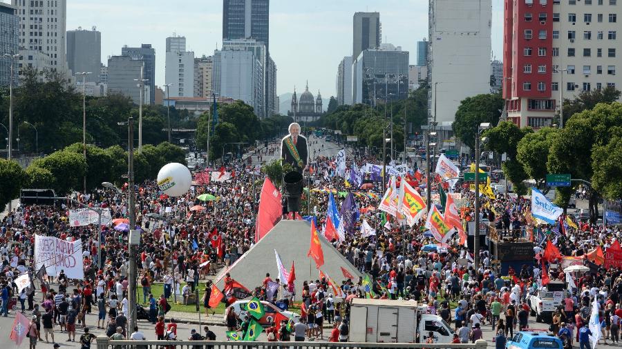 Manifestantes se reúnem em frente ao Monumento Zumbi dos Palmares, no centro do Rio - JORGE HELY/ESTADÃO CONTEÚDO