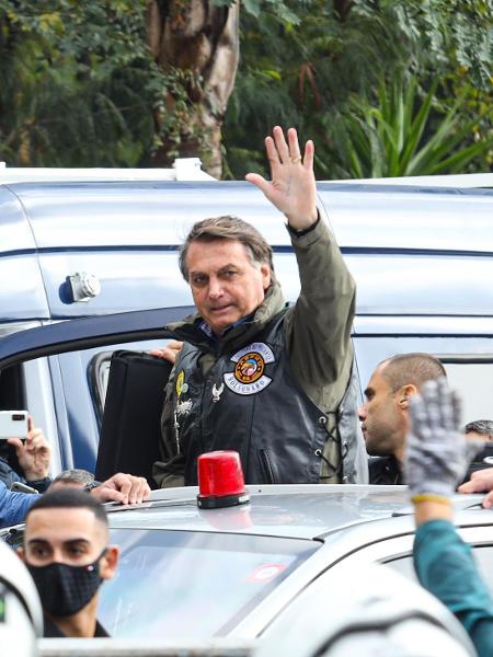 12.jun.2021 - Jair Bolsonaro acena para apoiadores durante motociata em São Paulo