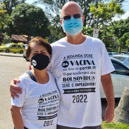 Professor Luiz Oliveira e sua esposa, Dirlene Oliveira, relatam terem sido impedidos de voltar em um quartel por usarem camisas contra Bolsonaro - Arquivo pessoal
