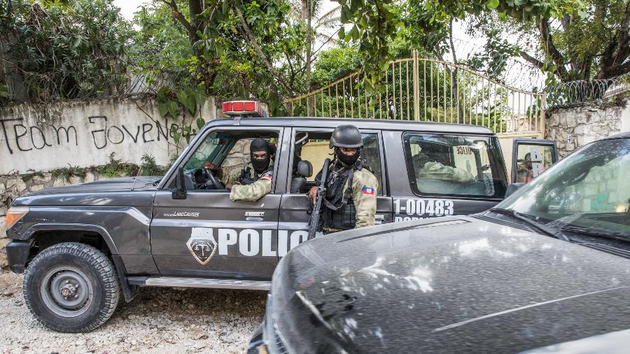 7.jul.2021 - Polícia mantém guarda do lado de fora da residência do falecido presidente haitiano Jovenel Moise - Valerie Baeriswyl/AFP