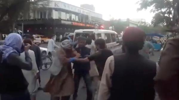 26.ago.21 - Pessoas feridas chegam a um hospital em Cabul, no Afeganistão, após explosão no aeroporto - ASVAKA NEWS/ASVAKA NEWS via REUTERS